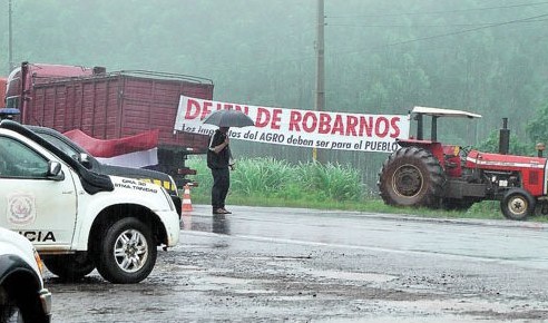 La lluvia no detuvo la protesta de los pequeños productores
