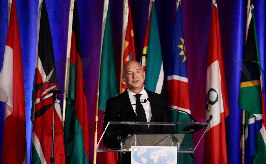Jeff Bezos, propietario de Amazon, disertando junto al presidente de Paraguay, Santiago Peña, en Estados Unidos.