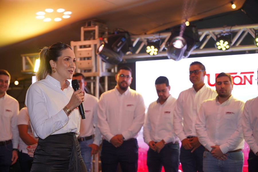 Juliane Della, propietaria de Unión Nutrición Animal, junto a integrantes del equipo Comercial. 