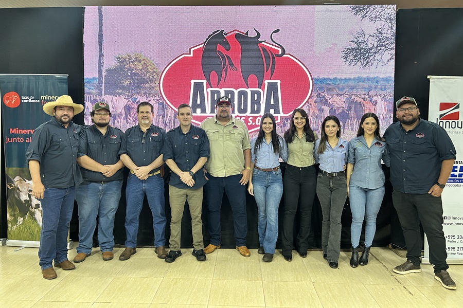 Sergio Ferreira junto al equipo de Arroba Remates