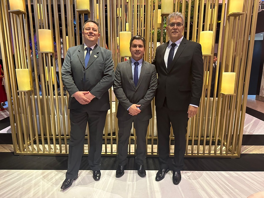 El presidente de la Asociación Paraguaya de Criadores de Nelore, Luis Soljancic, junto al presidente de Nelore Brasil, Víctor Paulo Silva Miranda; y el gerente de Nelore Brasil y jurado del concurso de animales gordos, André Locatalli durante el Nelore Fest en San Pablo. 