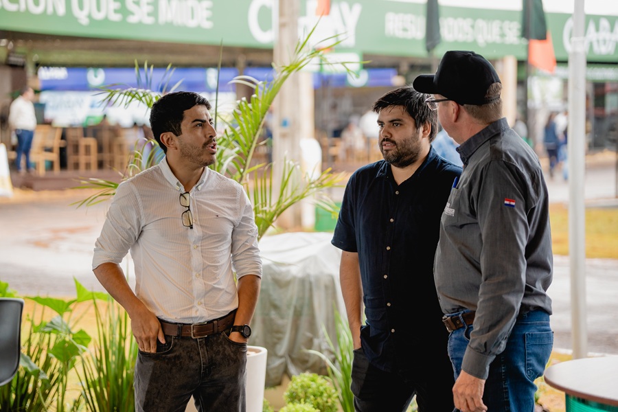 Jorge Cañete, gerente zona este Sudameris, junto a productores y propietarios de empresas aliadas al banco durante la Feria Innovar. 